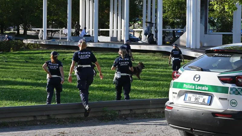 Controlli della Polizia locale al parco Tarello  - foto Gabriele Strada/Neg © www.giornaledibrescia.it