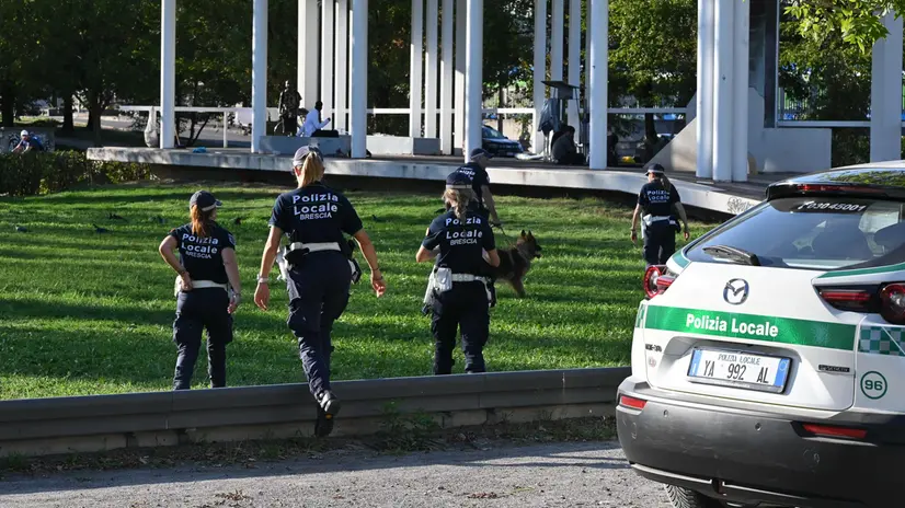 Controlli della Polizia locale al parco Tarello - foto Gabriele Strada/Neg © www.giornaledibrescia.it