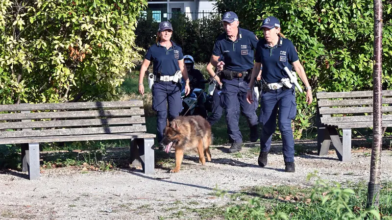 Il cane antidroga al lavoro tra le panchine - foto Gabriele Strada/Neg © www.giornaledibrescia.it