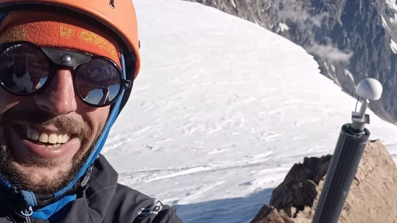 Tommaso durante la missione alla Capanna Margherita