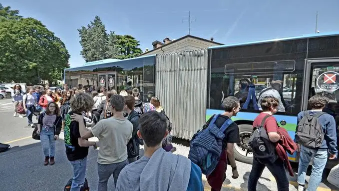 Alcuni studenti che salgono sull'autobus