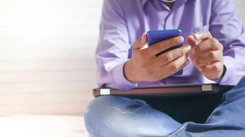 Una persona con smartphone e pc