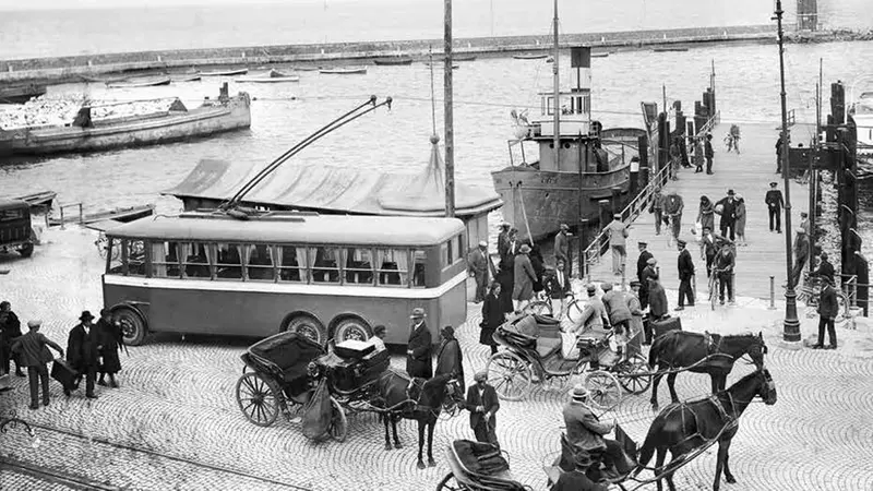 Il filobus di Desenzano in un'immagine degli anni Trenta