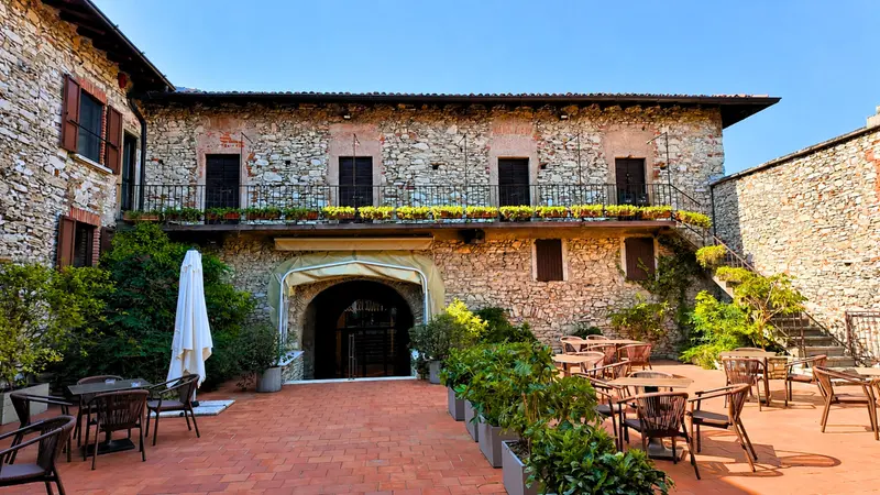 Uno scorcio del cortile del Carlo Magno di Collebeato