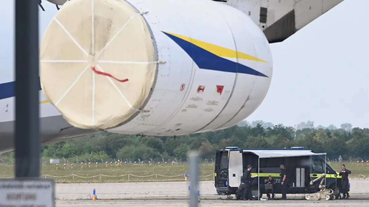 Tecnici della polizia preparano l'impiego di un robot artificiere all'aeroporto di Lipsia - Foto Ansa © www.giornaledibrescia.it