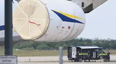 Tecnici della polizia preparano l'impiego di un robot artificiere all'aeroporto di Lipsia - Foto Ansa © www.giornaledibrescia.it