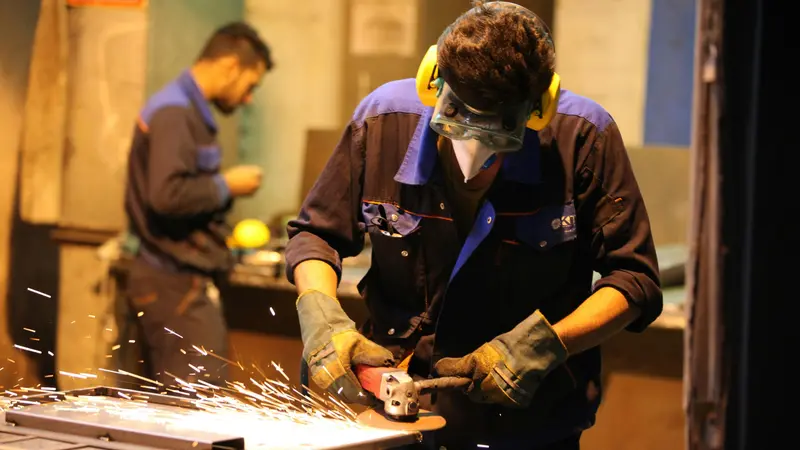 Lavoratori in un'azienda manifatturiera