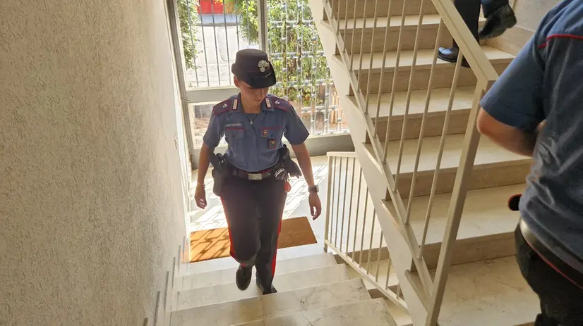 Una carabiniera all'interno di un condominio in città