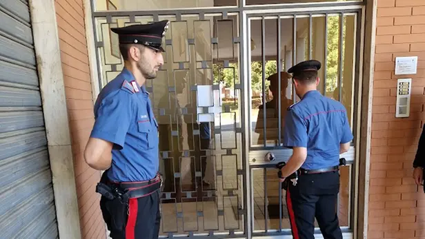 Un intervento dei carabinieri per maltrattamenti in famiglia