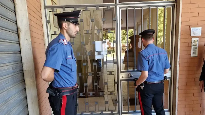 Un intervento dei carabinieri per maltrattamenti in famiglia