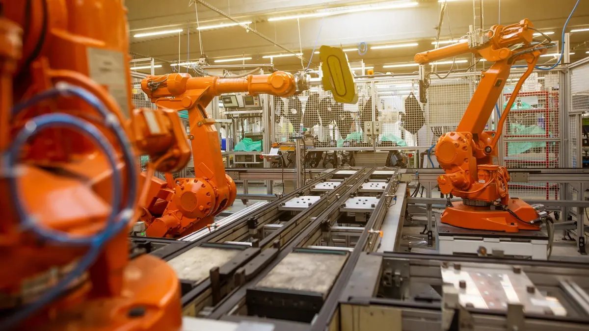 Un'azienda con robot al lavoro