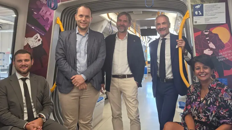 L'inaugurazione del nuovo allestimento di un treno della metro
