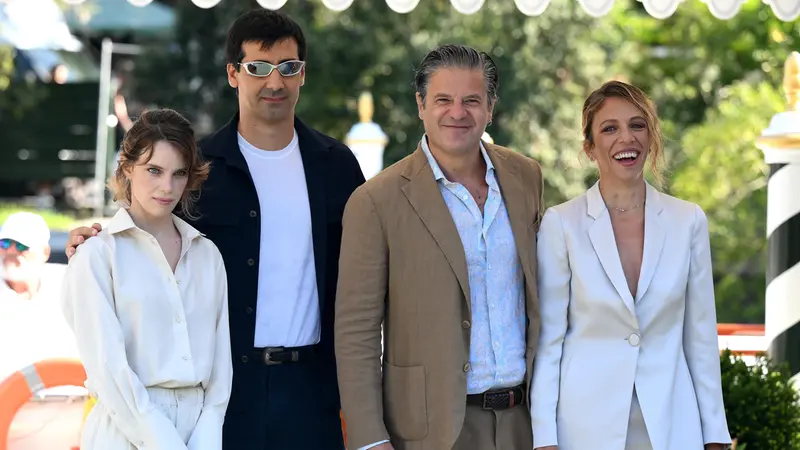 Il regista Marco Santi con il cast