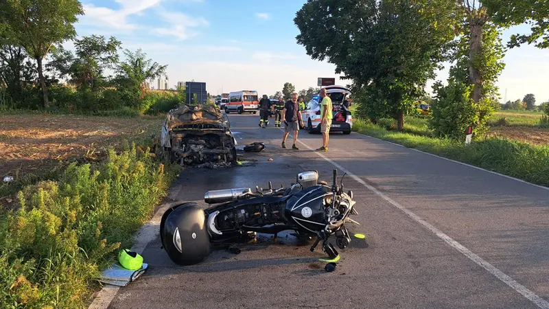 Gravissimo incidente a Travagliato: l'auto distrutta dalle fiamme