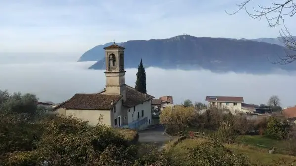 Montisola avvolta dalla nebbia
