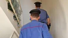 Veri carabinieri in un condominio