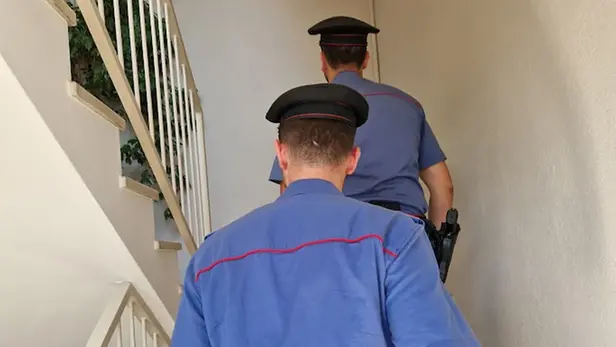 Veri carabinieri in un condominio