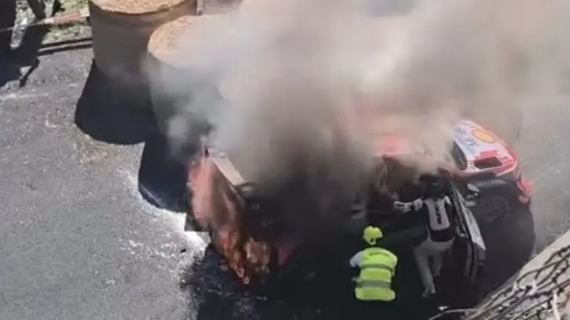 L'auto in fiamme di Luca Pedersoli, costretto al ritiro - © www.giornaledibrescia.it