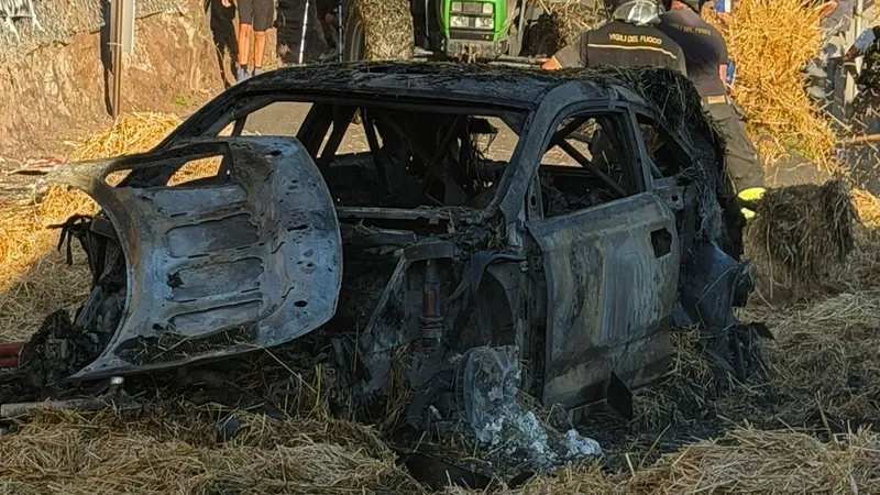 L'auto di Pedersoli avvolta dalle fiamme