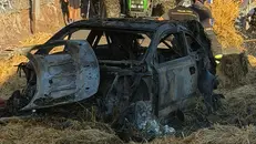 L'auto di Pedersoli avvolta dalle fiamme