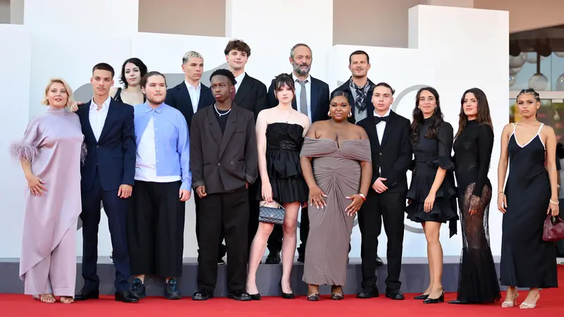 I giovani protagonisti di «15/18» con il regista francese Cédric Kahn