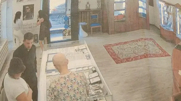 Le immagini del furto riprese dalle telecamere della gioielleria