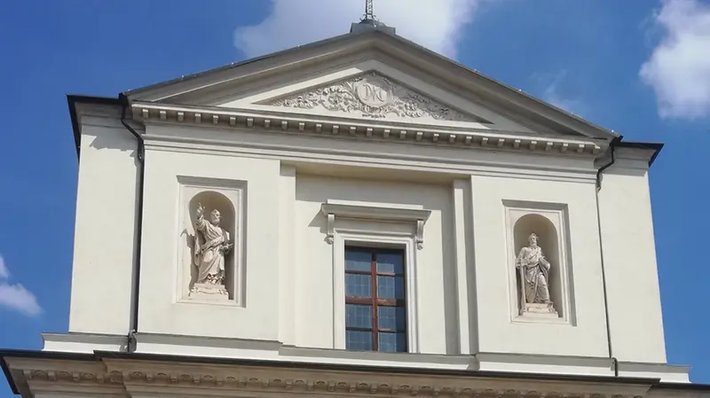 Un particolare della facciata della chiesa di Santa Maria Assunta