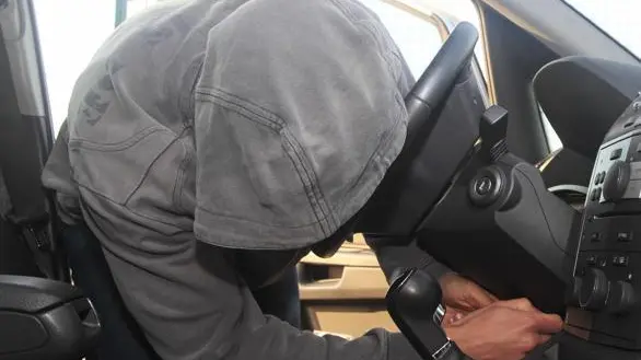 Il furto di un'auto (foto d'archivio)