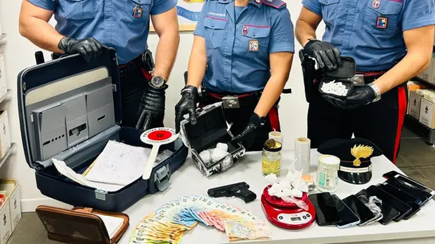 Droga e materiale recuperati dai carabinieri