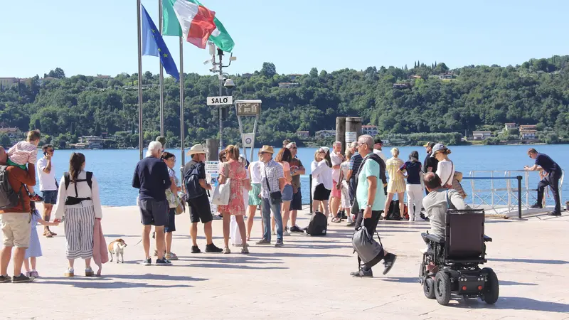 Turisti sul lungolago di Salò
