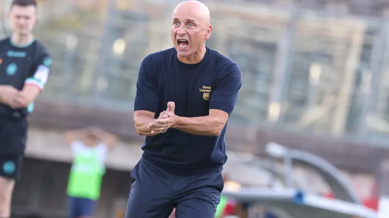 L'allenatore dell'Union Brescia Eugenio Corini è molto concentrato
