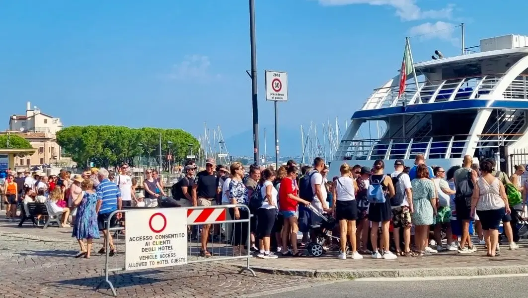 Turisti in cosa per prendere il traghetto