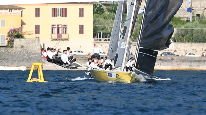 Un passaggio in boa della prima giornata di regate alla Centomiglia del Garda 2026 - foto Newreporter Favretto