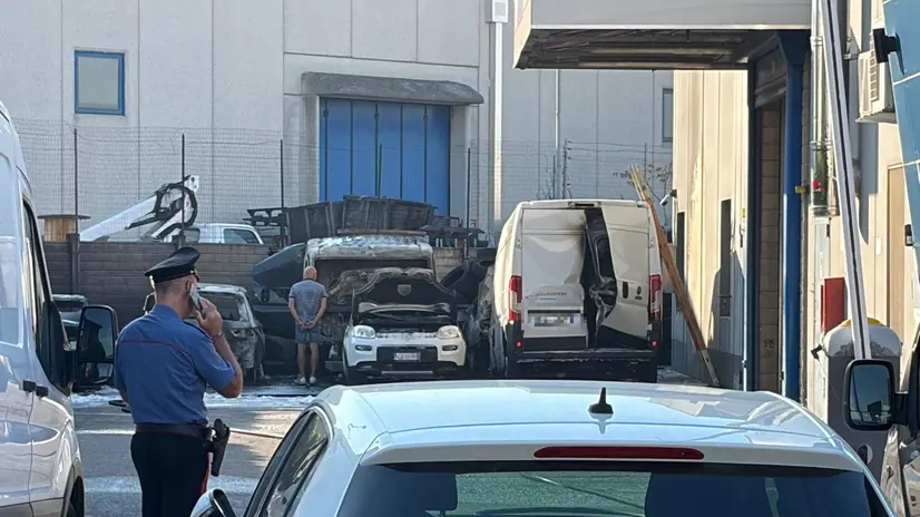 Bruciano due furgoni e tre auto a Flero