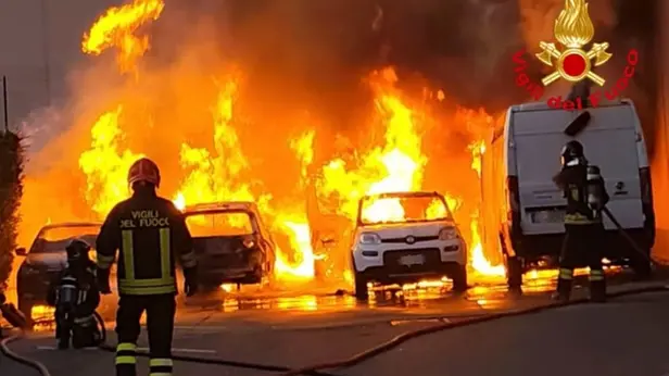 Bruciano due furgoni e tre auto a Flero