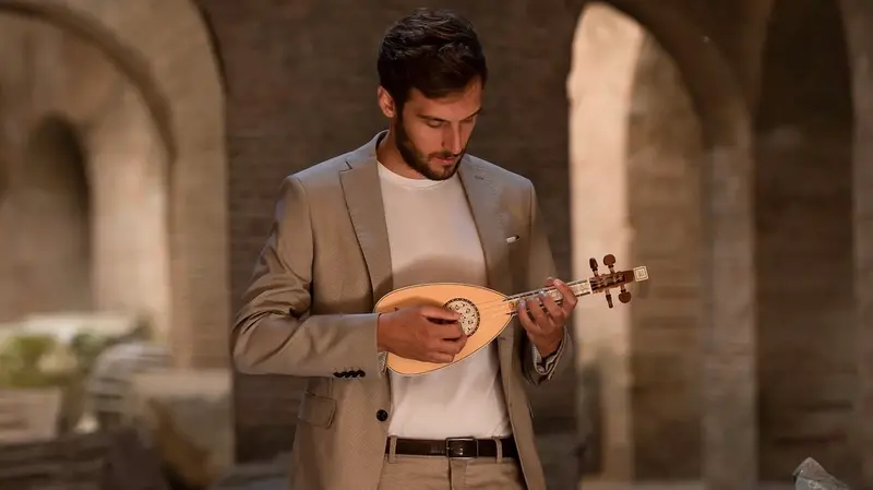 Il napoletano, bresciano d'adozione, Raffaele La Ragione suona il mandolino storico