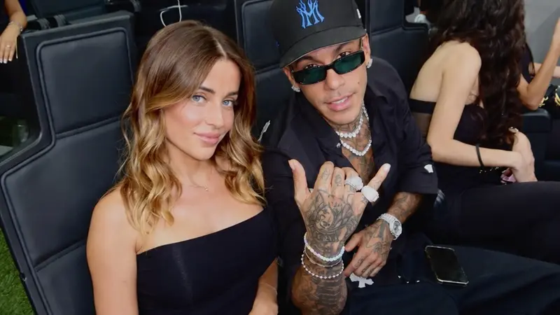 Elisa Mazzucchelli posa accanto a Sfera Ebbasta