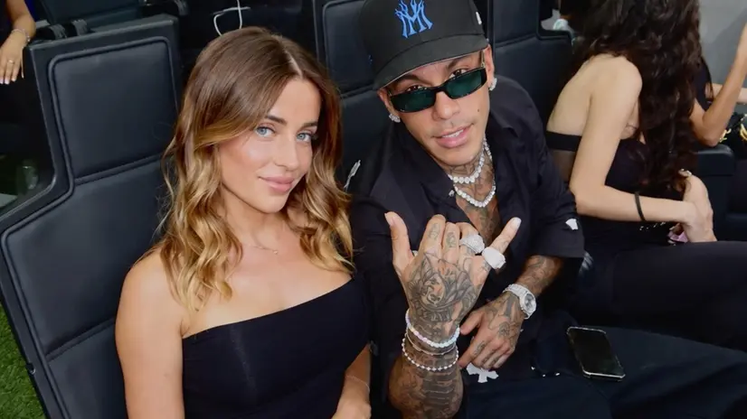 Elisa Mazzucchelli posa accanto a Sfera Ebbasta