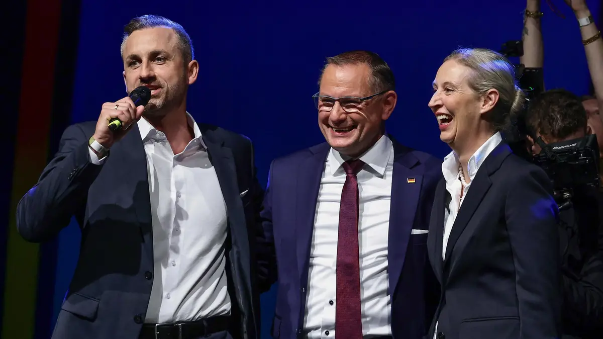 Ulrich Siegmund con i leader di AfD Alice Weidel e Tino Chrupalla - Foto Ansa © www.giornaledibrescia.it
