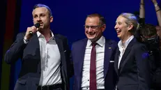 Ulrich Siegmund con i leader di AfD Alice Weidel e Tino Chrupalla - Foto Ansa © www.giornaledibrescia.it