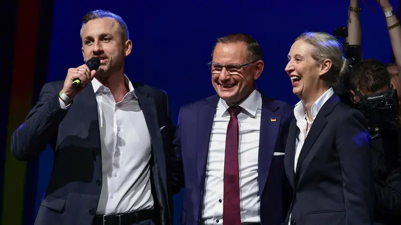 Ulrich Siegmund con i leader di AfD Alice Weidel e Tino Chrupalla - Foto Ansa © www.giornaledibrescia.it