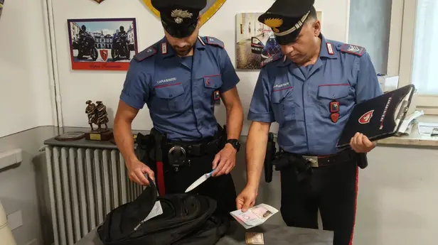 I carabinieri con la merce recuperata in casa dell'uomo