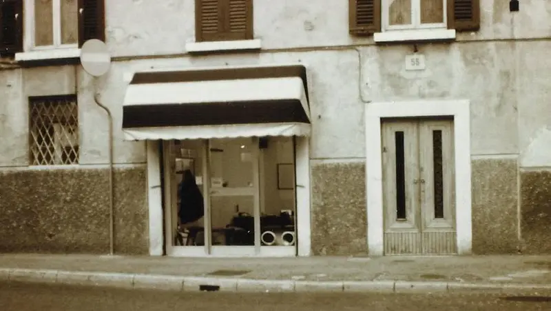 Il barbiere di corso Magenta in una foto del 1984 - Foto Facebook