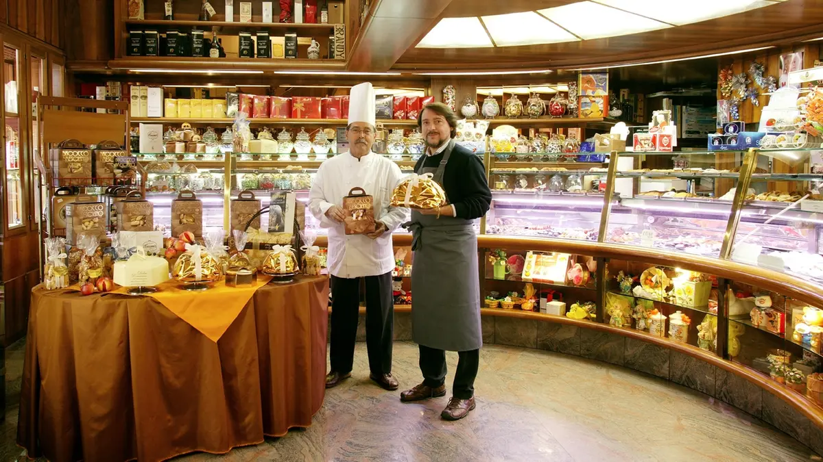 In uno scatto del 2008, i Tacconi nella loro storica pasticceria