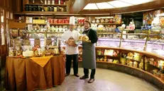 In uno scatto del 2008, i Tacconi nella loro storica pasticceria