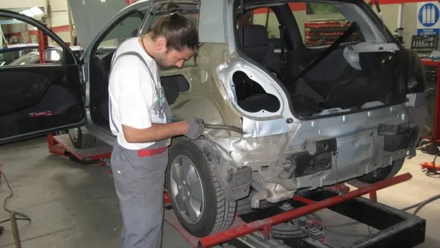 Al lavoro alla Carrozzeria Fiume