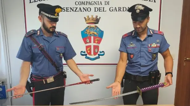 Gli oggetti sequestrati dai carabinieri