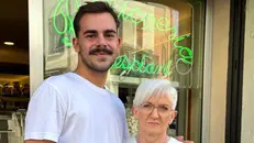 Il nuovo gestore e l'attuale titolare fuori dalla pasticceria