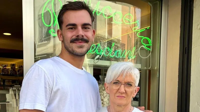 Il nuovo gestore e l'attuale titolare fuori dalla pasticceria