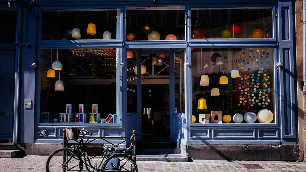 In un commercio in crisi chi resiste ha spesso un'attenzione particolare per il cliente @unsplash - Tem Rysh